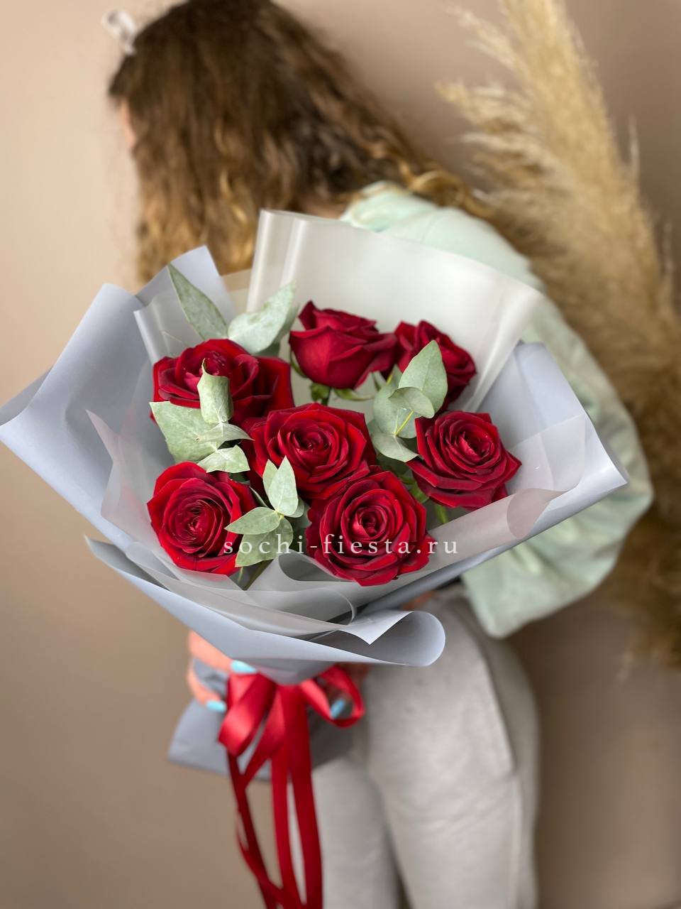 весенняя витрина флористической студии в Симферополи с тюльпанами и ранункулюсами