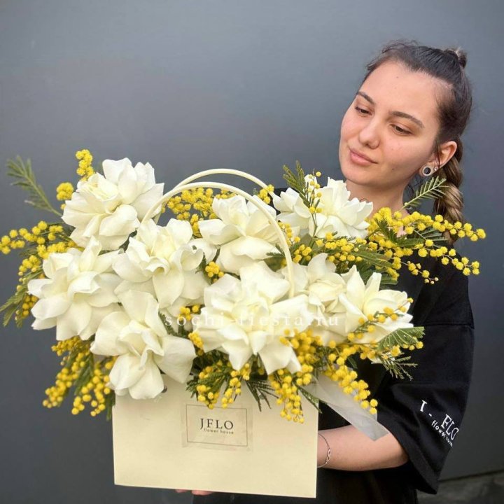 Французские Розы и мимоза  в сумочке  в Симферополи