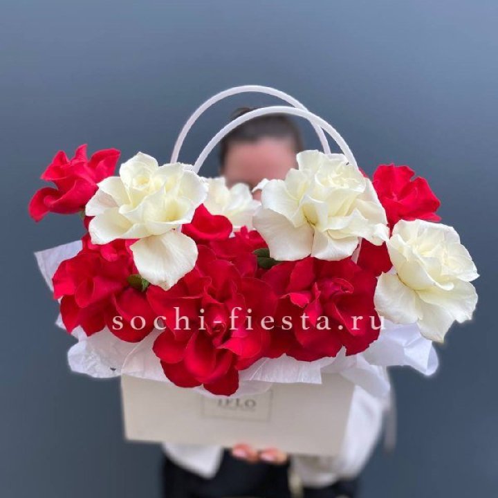Сумочка  красных и белых роз в Симферополи