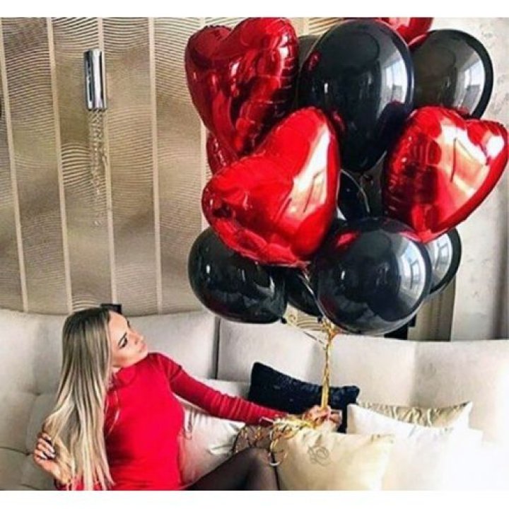 Фонтан из красных сердец с чёрными шарами  в Симферополи