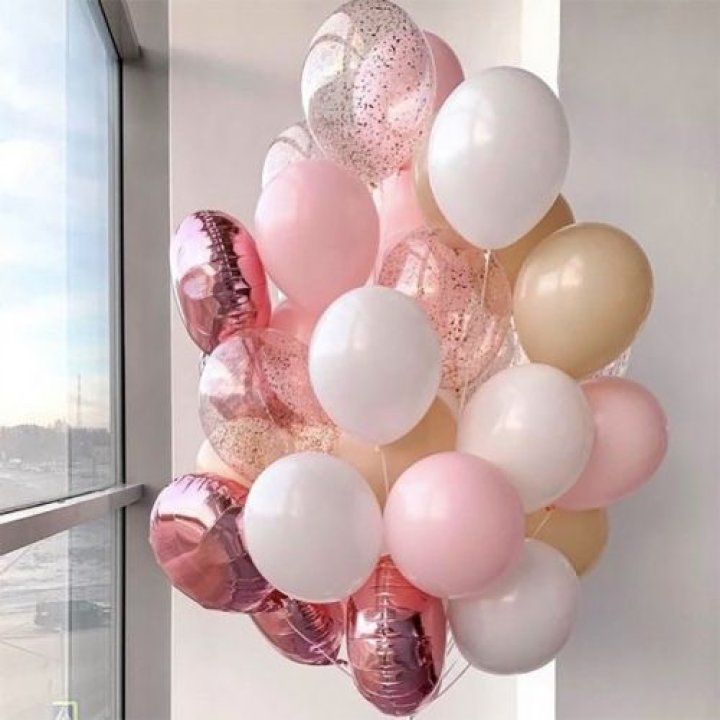 Фонтан шаров розового и белого цветов в Симферополи