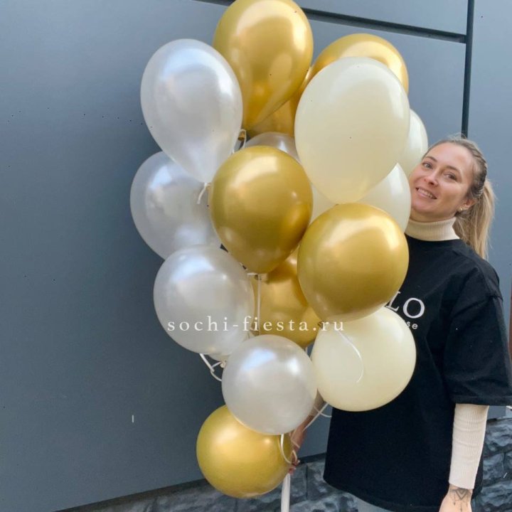 Облако шаров из белого и золотого оттенков в Симферополи