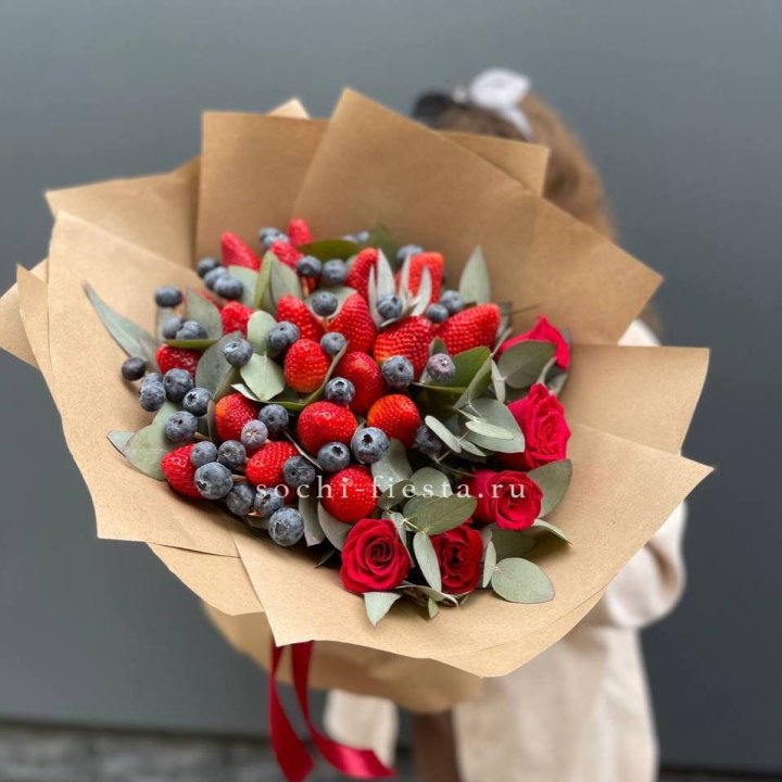 Клубника и голубика с цветами в Симферополи