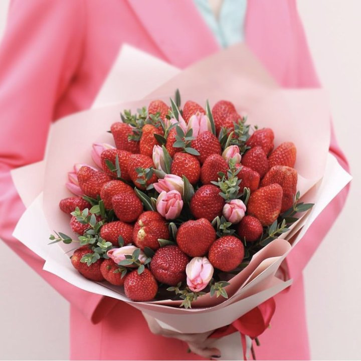 Тюльпаны и клубника в Симферополи