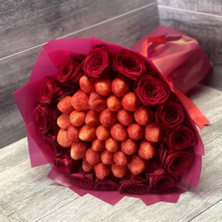 Клубничный букет с розами в Симферополи