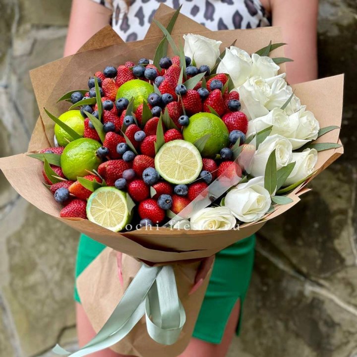 Ягодно-цитрусовый букет с розами в Симферополи