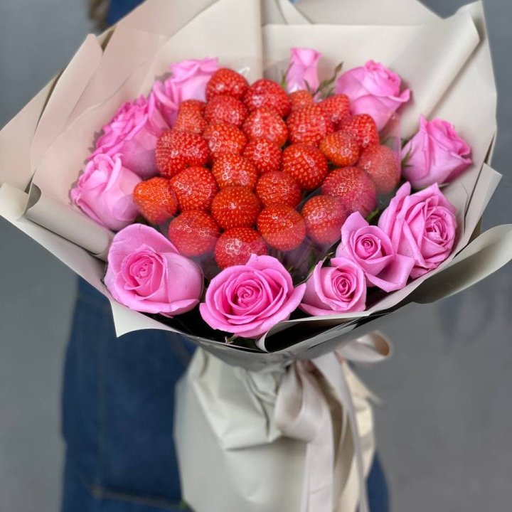 Клубника и розы в Симферополи