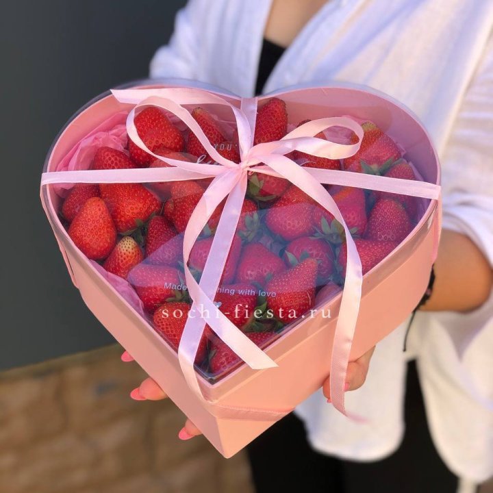 Коробочка сердце  с клубникой в Симферополи