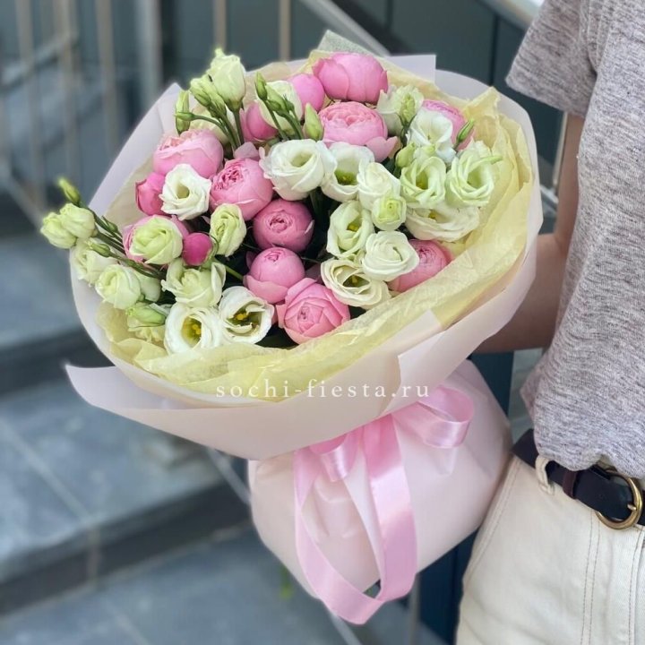 Букет кустовых роз с эустомой в Симферополи