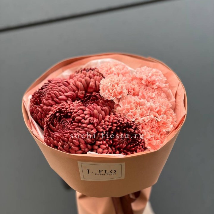 Букет хризантем и диантусов  в Симферополи