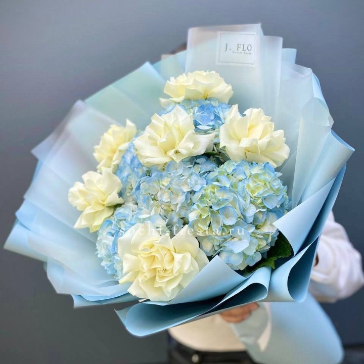  Букет из голубых гортензий и роз  в Симферополи