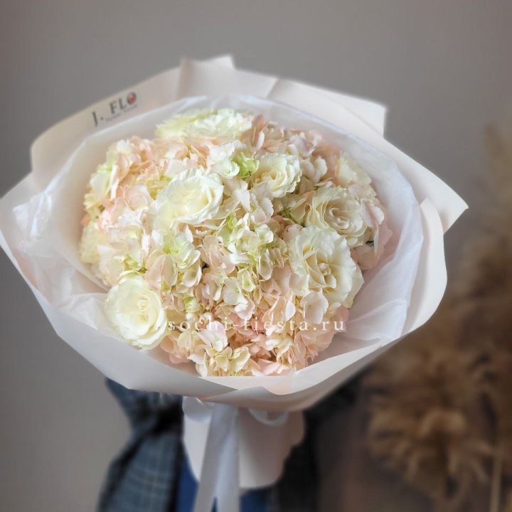  Букет гортензии и роз  в Симферополи