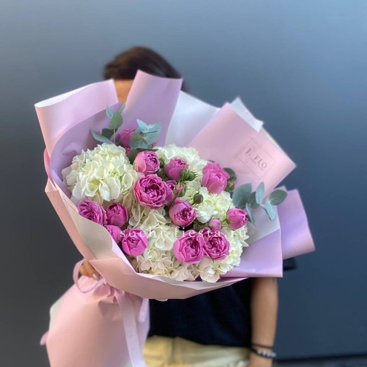 Букет белых гортензий и пионовидных роз  в Симферополи