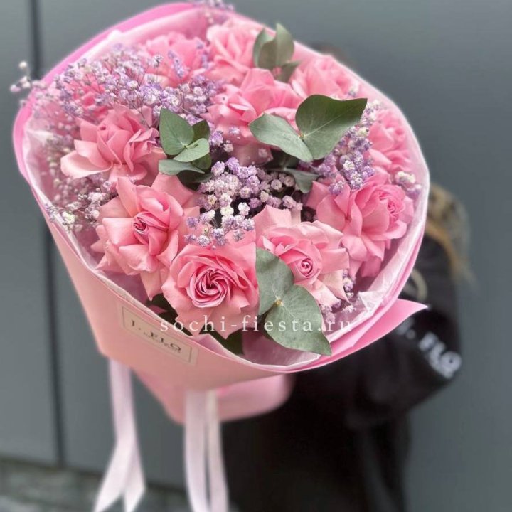 Розовые французские розы с гипсофилой в Симферополи