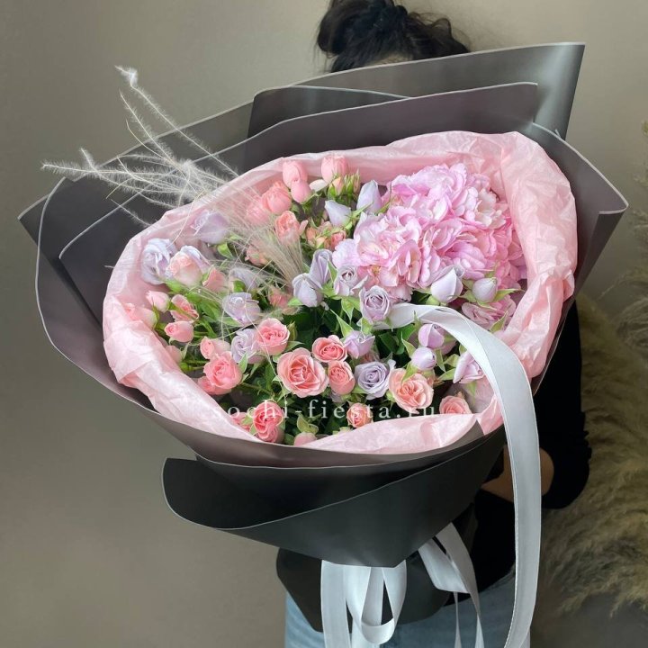  Букет гортензии и роз "Саперави" в Симферополи