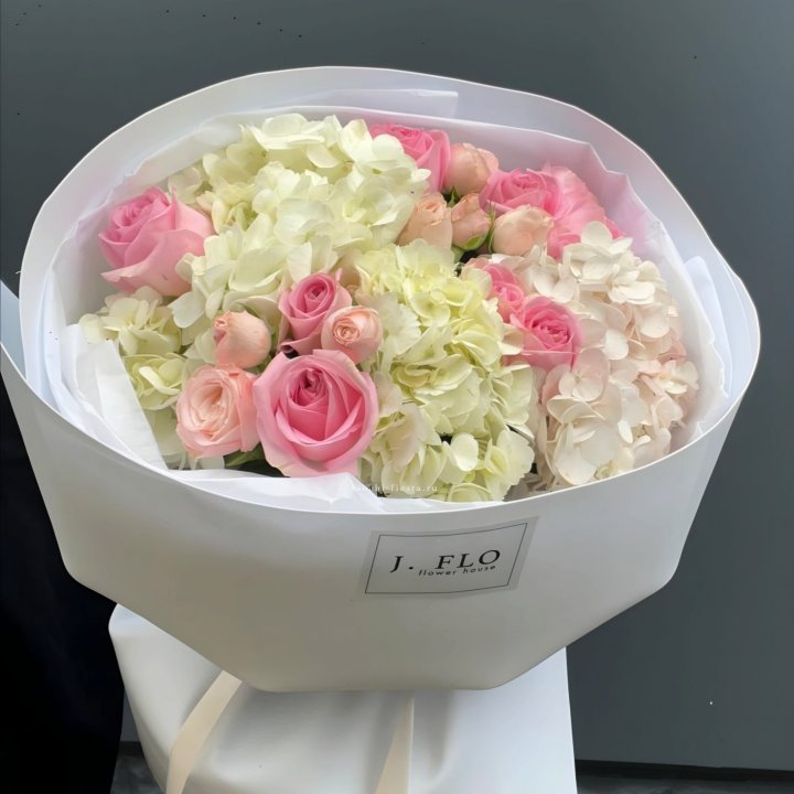  Букет гортензии и роз  "Тиамо" в Симферополи