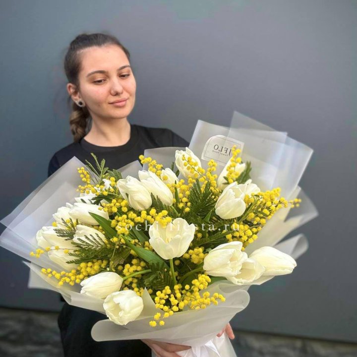 Букет тюльпанов и мимозы в Симферополи
