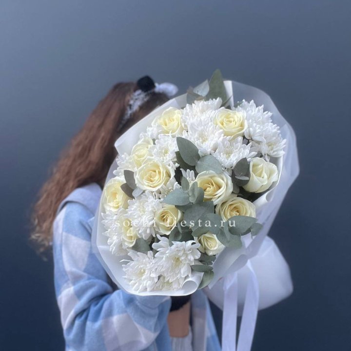  Букет белых роз с хризантемой  в Симферополи