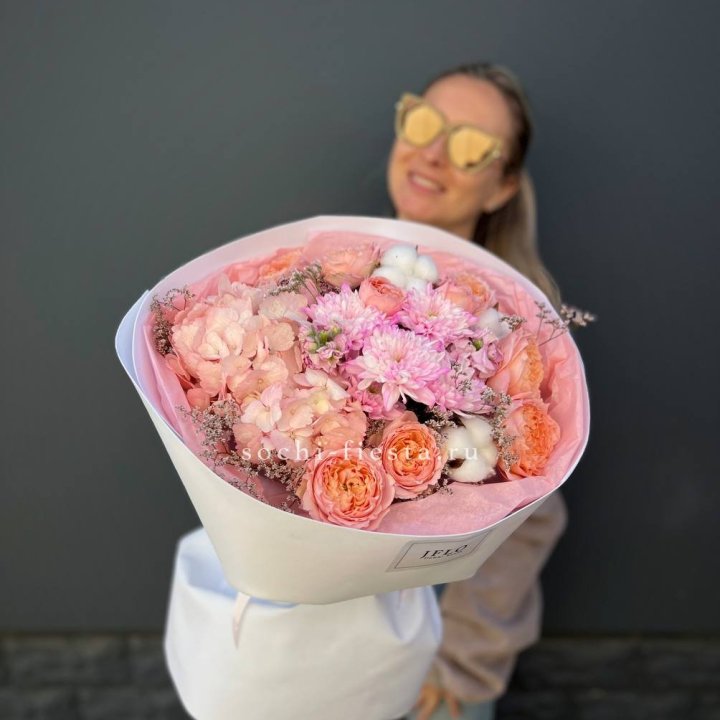 Букет гортензии и кустовых роз  в Симферополи