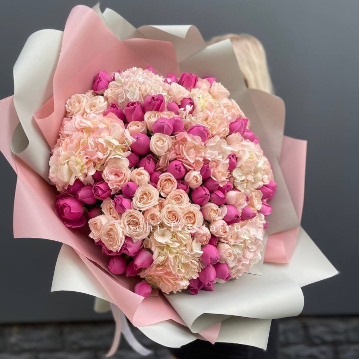 Букет кустовые розы и гортензия в Симферополи