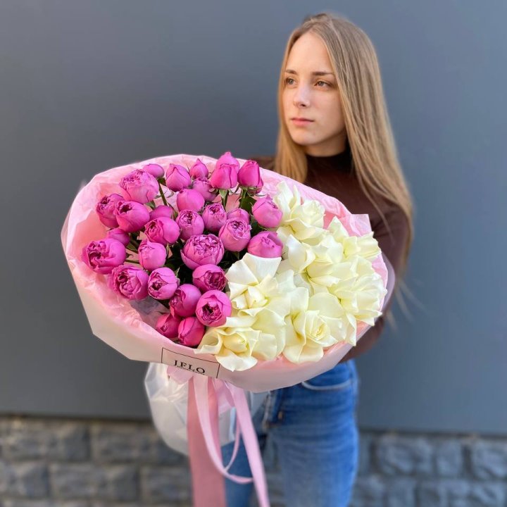 Дуо белых и кустовых роз в Симферополи