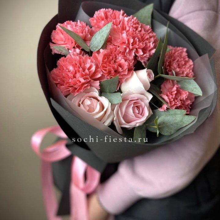 Букет из роз и диантусов "Пенелопа" в Симферополи