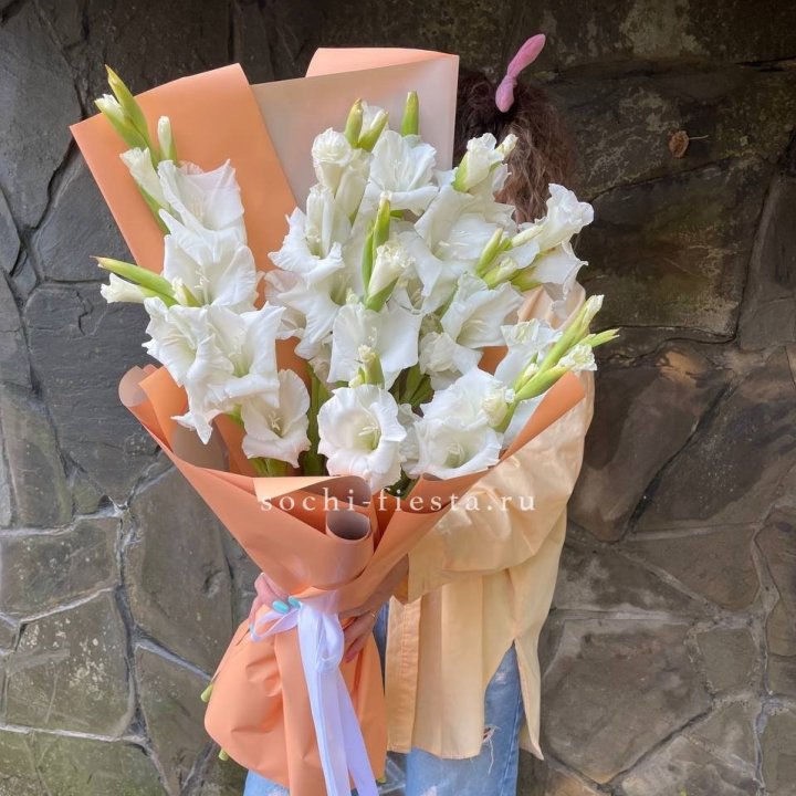 Букет белых гладиолусов  в Симферополи