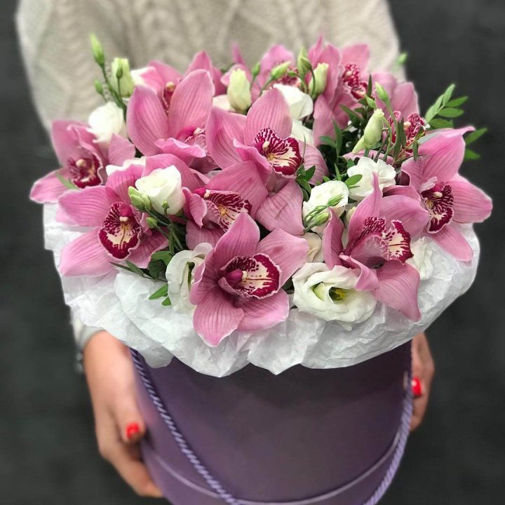 Орхидея и эустома в шляпной коробке в Симферополи