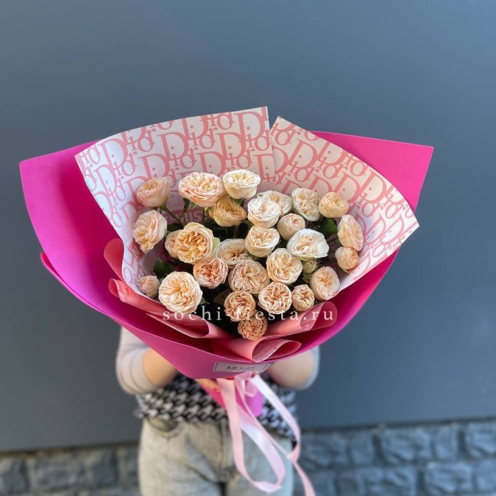 9 пионовидных роз в Симферополи