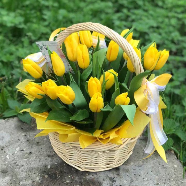 25 желтых тюльпанов в корзине в Симферополи