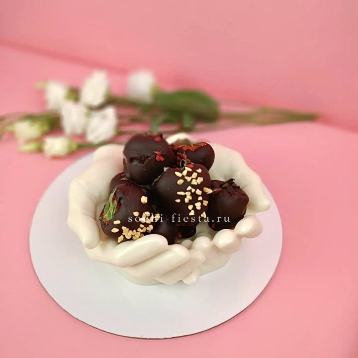 Клубника в шоколаде на шоколадных ладонях  в Симферополи