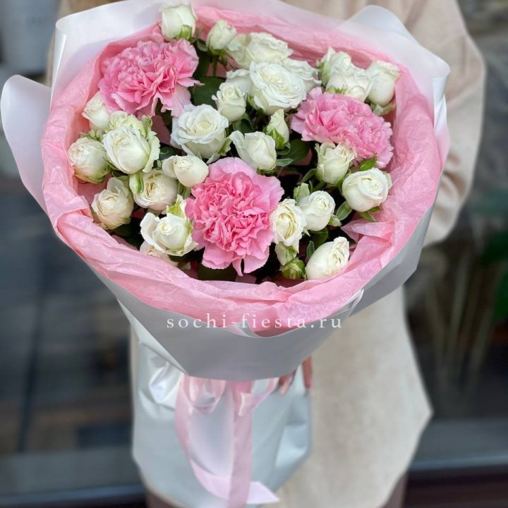 Букет розы с диантусами "Блэш" в Симферополи