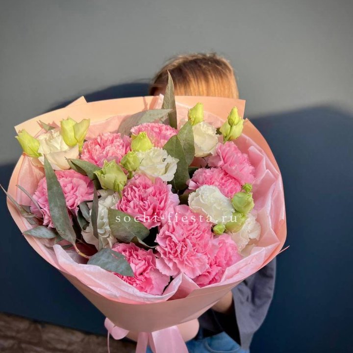 Букет гвоздик и  эустом "Сири" в Симферополи