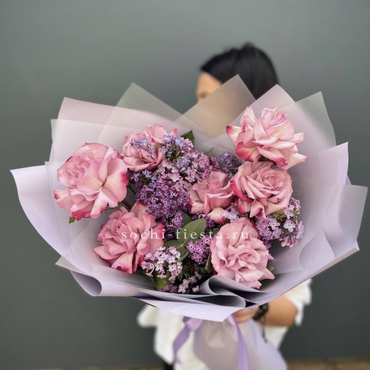 Букет из розовых роз и сирени в Симферополи