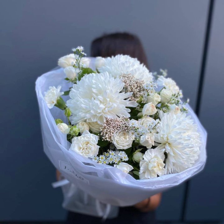 Букет хризантем и роз вайт шотс в Симферополи