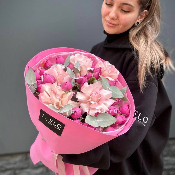 Букет французских и пионовидных роз "Ламиносо" в Симферополи