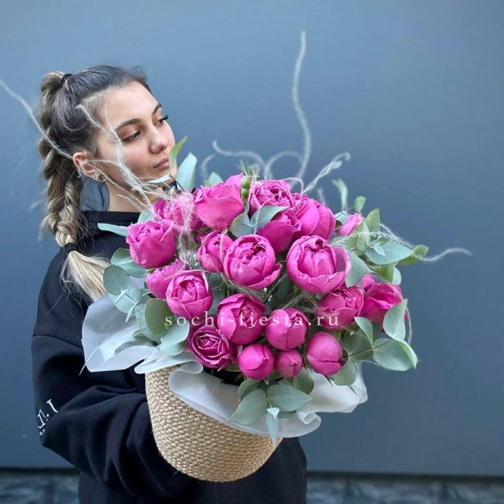 Пионовидные розы  в джутовом кашпо  в Симферополи