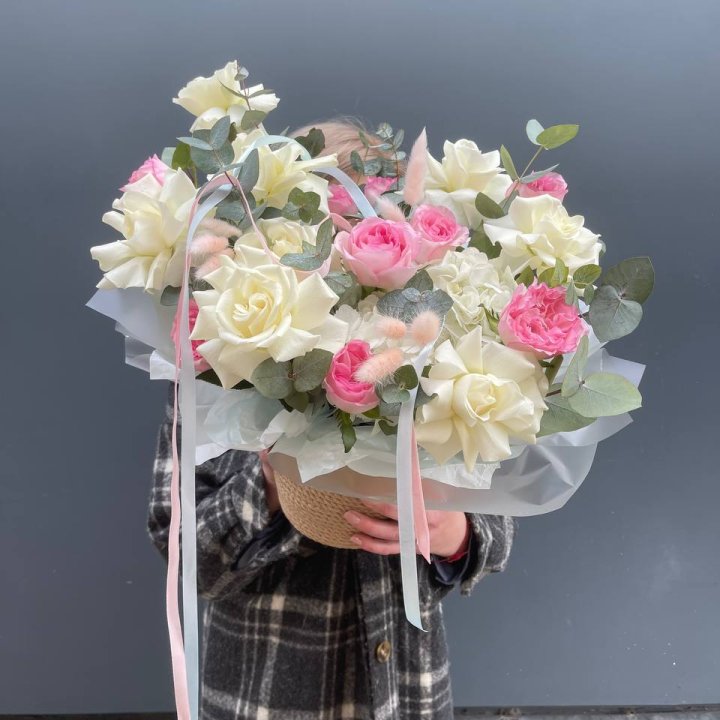 Кашпо с розами в Симферополи