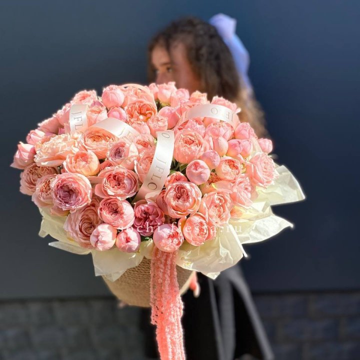 Кустовые розы Джульетта в джутовом кашпо в Симферополи