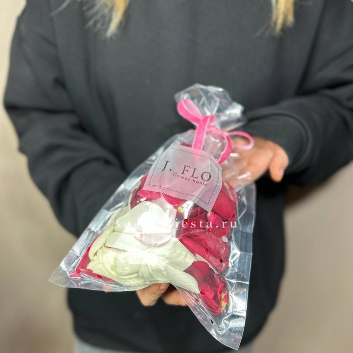 Лепестки роз в Симферополи