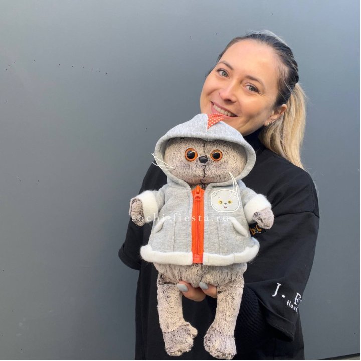 Кот Басик в толстовке в Симферополи