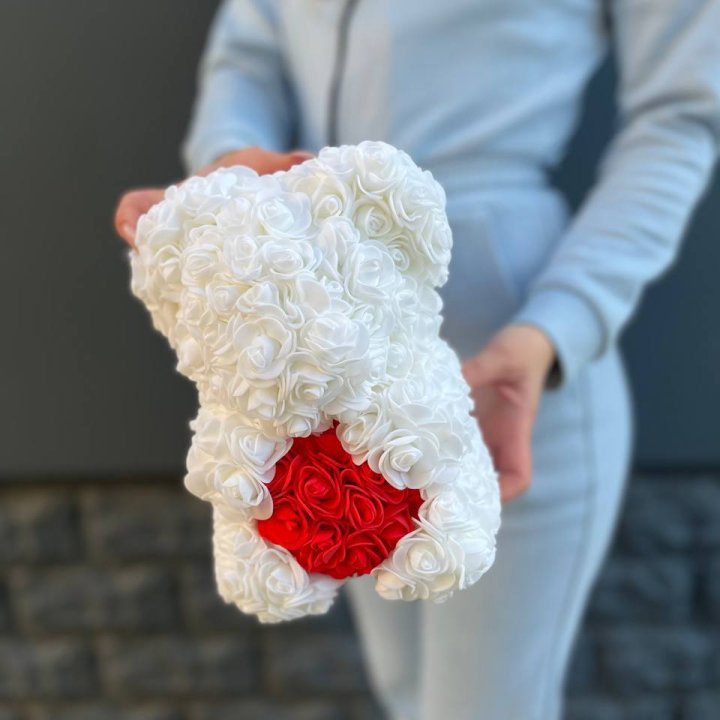 Медведь с красным седцем в Симферополи