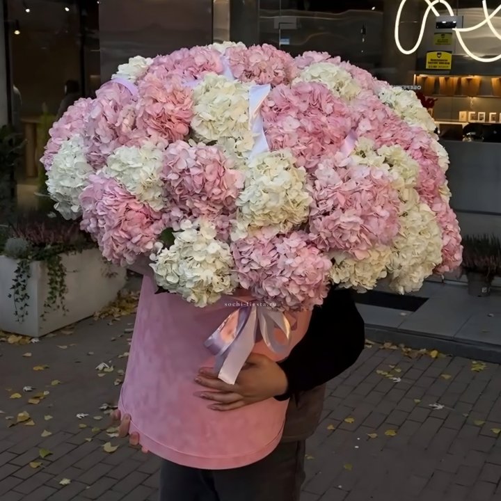 Дизайнерский цилиндр с гортензиями  в Симферополи
