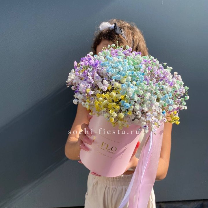 Радужные гипсофилы в шляпной коробке в Симферополи