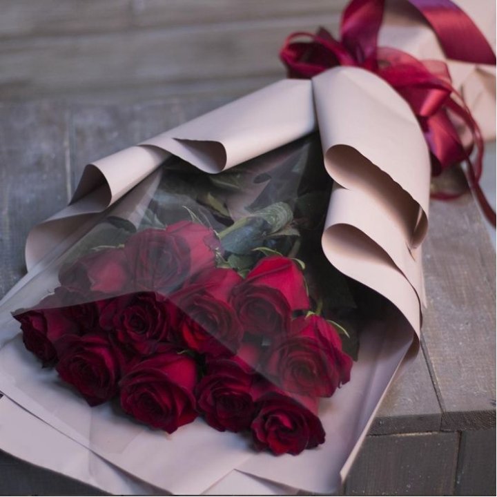 11 голландских роз в оформлении в Симферополи