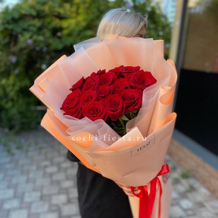 15 голландских роз в оформлении в Симферополи