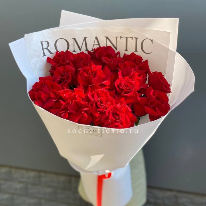 19 высоких роз в оформлении в Симферополи
