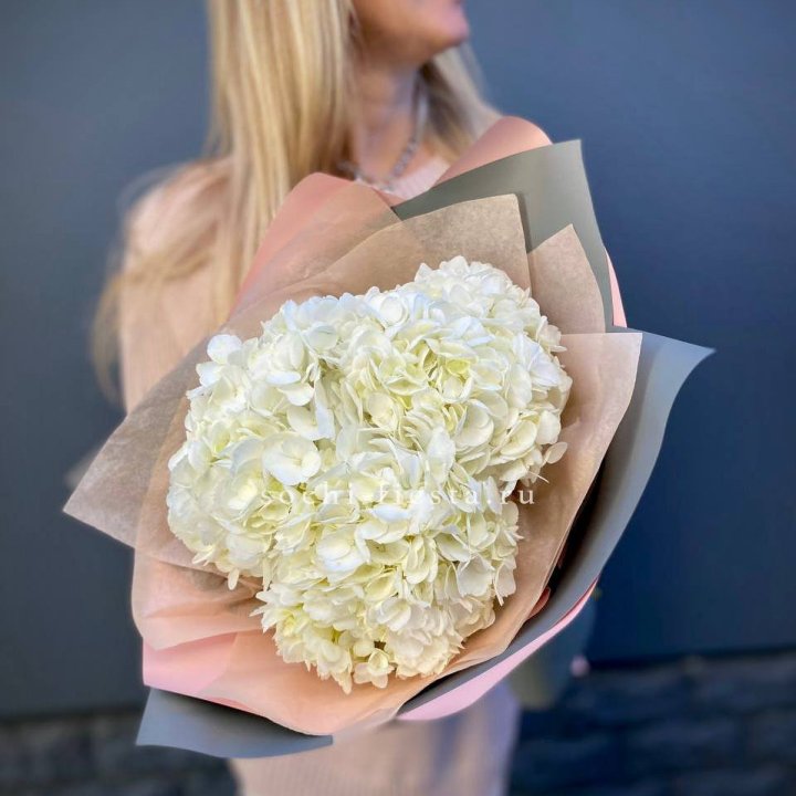 Букет из трёх белых гортензий в Симферополи