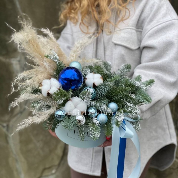 Новогодняя композиция в коробке блю в Симферополи