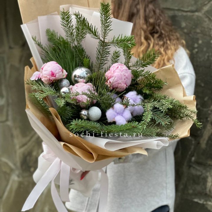 Новогодний букет с пионами  в Симферополи